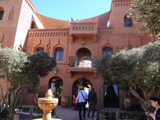 レストランはこちらの建物のようです。