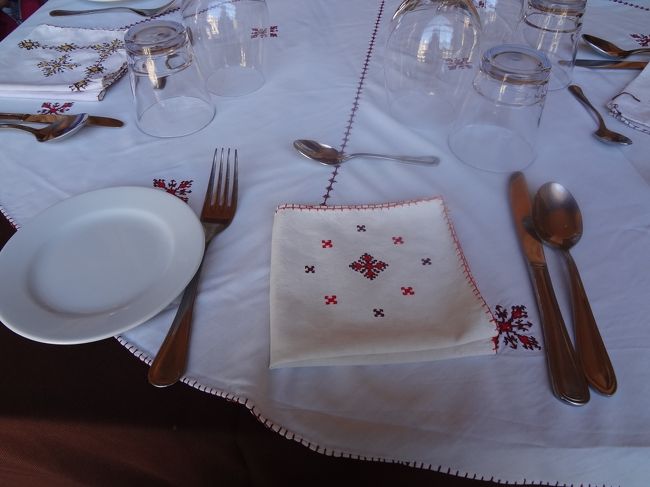 ナプキンの刺繍もかわいい。