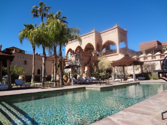 食後、プールサイドに出てみました。<br />夏だったら楽しそうだなぁ。