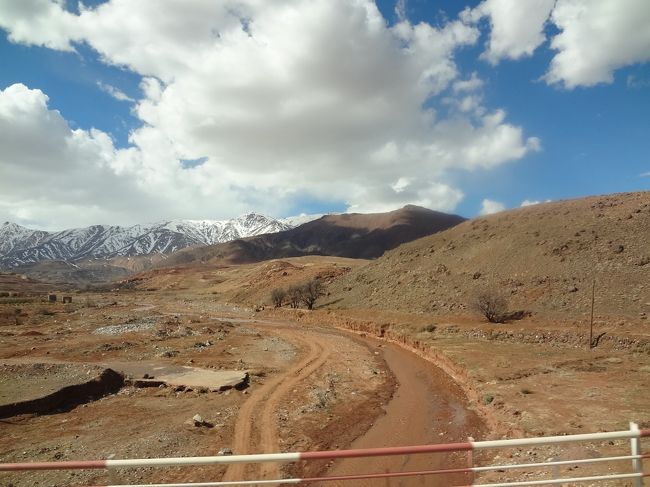 バスに乗ったら一気に山越えルートを進みます。<br />何しろマラケシュまで行きますからね。