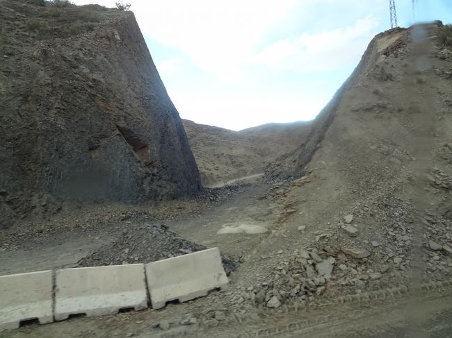 ところどころ、山が削られている場所がありました。<br />急カーブの多い道で、死亡事故も少なくないそうです。<br />交通量も多い場所で、このような補修工事が続けられています。<br />その昔囚人を使って作った道らしいので、そもそも通りやすさは重視されていなかったのでしょう。