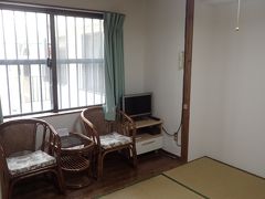 2日目の宿は別の所にしました。
八重山荘にチェックイン。
じゃらんで3900円でした。