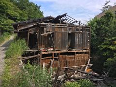 近くに廃墟のような温泉があるとのことで、行ってみます
雲海閣から歩いて5分ほどで到着