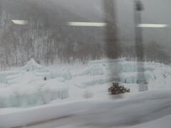 　写真は「層雲峡氷瀑まつり」の会場です。会場造りをするブルドーザーを車窓から撮影しました。