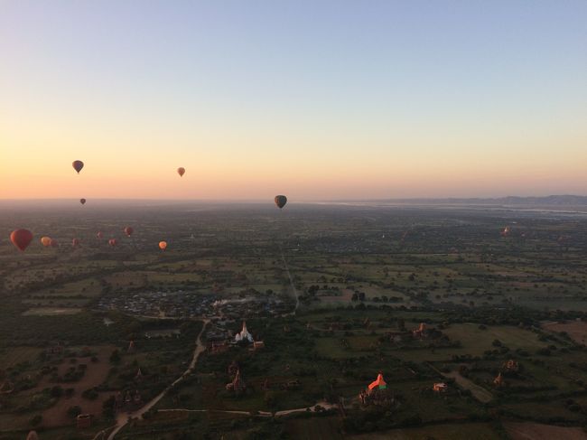 日が昇っていくにつれ<br />目の前に広がるバガンの遺跡たち