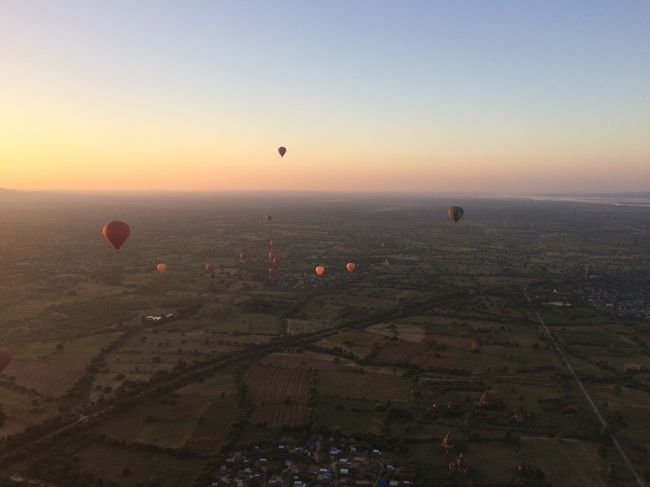 見渡す限り、遺跡と気球。<br />タイムスリップした気分