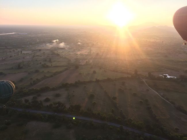 おおお――――――!!!<br />飛んだぁ――――――――！<br /><br />朝日がバガンの街を照らしていく