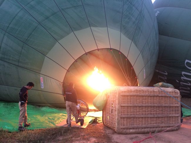 轟音をとどろかせながら膨らんでいく気球たち。<br /><br />同じテーブルに着いたフランス人のカップルは新婚旅行で<br />一ヶ月くらいかけていろんな国を回る予定だと話してくれた。<br />なんと、彼女のおじいさんはフランスで初めて気球に乗った人だとか…<br />短い間だったけど、楽しい国際交流