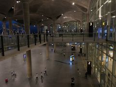 などと考えながら歩いていると、タクシー勧誘につかまった。

ちなみに空港行きのバス乗り場までいくらか聞くと、5JDだという。
3JDでないと乗らないというと、空港へ行くなら空港まで15JDでどうだという。
空港まで15JDなら確かに安い。
ヨルダン初日に乗ったぼったくりタクシーが5km程度乗って15JDだったことを考えると、その5倍以上の距離で同額である。
空港まで12JDでないと乗らないというと、最初は無理だと拒否されたがそのうちしぶしぶ了承した。

というわけで、19：40頃とかなり早い時間帯だが、アンマン・クイーン・アリア国際空港に到着した。

財布に50JDを残して、12JDと硬貨の全て（1JD弱）をドライバーに支払った。