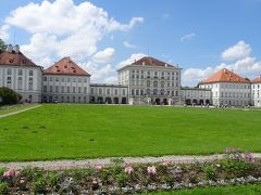 食後は、少し移動して、
ニンフェンブルグ城に来ました。
バイエルン国　王夏の離宮です。