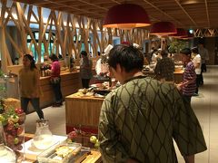 星野リゾート奥入瀬渓流ホテルの朝食バイキングは青森りんごキッチンでいただく。

これまでの朝食史上No.1かもしれない！！

いつも洋食一辺倒な私が、和食に専念した記念すべき日となった。