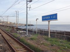 海と街との間に挟まれた中央駅に間もなく到着です。
パレルモからタオルミーナへ向かうときと、タオルミーナからシラクーサへ向かうとき、すでに2回カターニア・チェントラーレ駅を通っていますが、駅の外に出るのは今日が初めて。