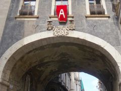 クロチフェリ通りを入っていったところ、サンベネデット教会の脇にある、サンベネデットのアーチ Arco di San Benedetto