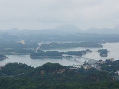 千厳山展望所
天草松島を見渡す山の上の展望台。雨はやんだがまだかすんでいる。
駐車場から少し山を登らないといけないので、暑い中歩くのが大変だった。