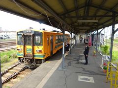 津軽鉄道のホーム。

ちなみに、写真真ん中に女性が写っている。
この方、「津軽半島観光アテンダント」という方で、走行中は車内放送や、いろいろ観光案内などをする。
アテンダントであって車掌ではなく、津軽鉄道の社員でもないらしい。
（よく間違えられるんですよ、とご本人も言っていた）
列車としては、あくまでワンマンである。