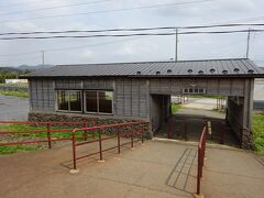 この駅舎、津軽鉄道の社員が自作したそうで。