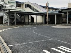 田舎駅で乗り換えて…。