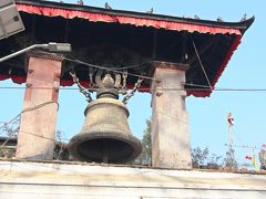 広場には悪霊よけの力はあると言われる18世紀に建立されたタレジュ・ベルの姿も。

このタレジュの鐘の脇に八角堂があったのだが、ネパール地震で倒壊し瓦礫の山となっていた。
