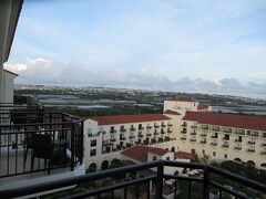 ６月２２日午後６時半。
沖縄読谷村（よみたんそん）のホテル日航アリビラのラナイからの定点写真。