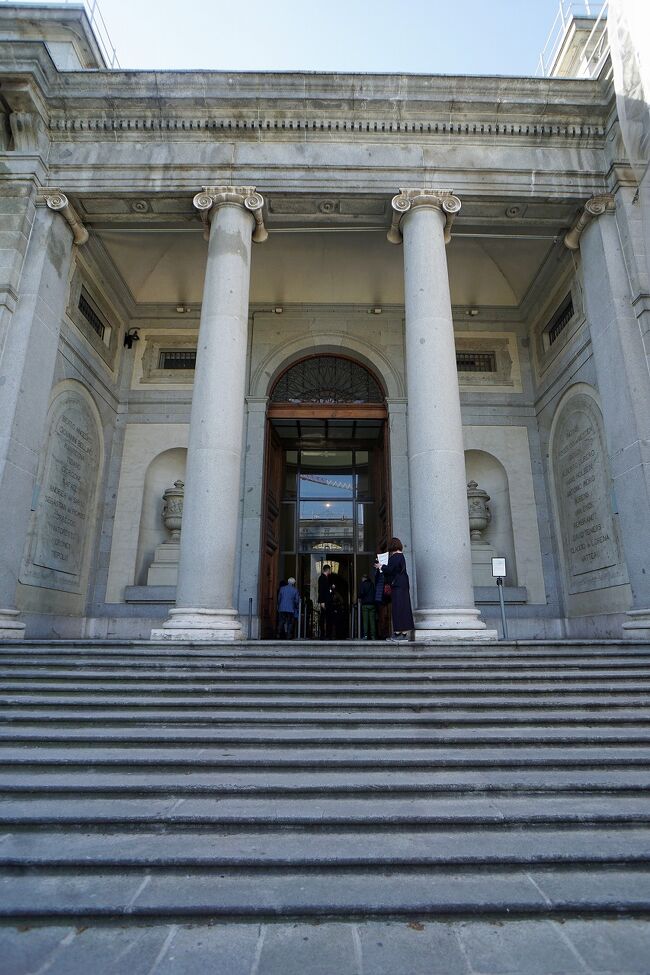 現在の入り口はゴヤの銅像がある北側です。チケット売り場もガラガラで誰も並んでいないので拍子抜けです。入った右側のクロークに荷物を預けて身軽になります。<br />絵画の写真を撮ることは出来ないのが残念です。20年前は写真撮影は出来ましたが、フィルムカメラの時代なので限られた作品しか撮っていませんでした。