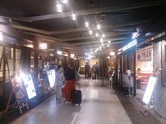 博多へ出る前に、お土産店チェック。
空港で買えるものは空港で買った方が荷物が楽ですしね。

それにしても福岡空港、きれいになりましたね。ラーメンストリートもありました。