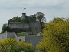 　丘の上のシタデルをズームアップ。