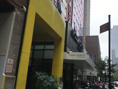 スーツケースを転がして6ブロック北上、今回の宿のFour Points by Sheraton に到着。