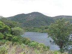 須川湖と向こうに秣岳