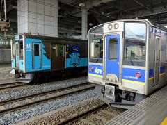 ここは八戸駅のローカル線ホーム。
向こうに停まっているのは青い森鉄道の車両。
手前がいわて銀河鉄道の車両。

青い森鉄道のロゴやキャラクター、時刻表などのサイトはこちら。
http://aoimorirailway.com/molly
いわて銀河鉄道のロゴやキャラクター、時刻表などのサイトはこちら。
http://www.igr.jp/wp/company-info/symbol-character

今から乗る金田一温泉を経由して盛岡まで行くのはどっちの車両？と思ったら、いわて銀河鉄道の方の車両でした。