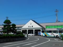 2018.06.16　松山
三角屋根が特徴的な松山駅に到着。ホテルは徒歩１分くらいである。