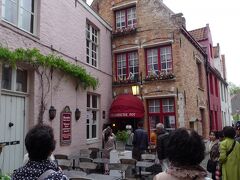 　レストランは正面の赤い窓枠を持つ可愛い建物を使った「デ フラームス ポット」でした。
