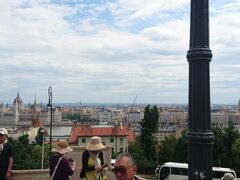 ＜漁夫の砦＞は、メインの施設は有料となっているいますが、
一般に公開されている部分からでめ眺望は、素晴らしいです。

ユーチューブ：＜漁夫の砦＞から眼下のドナウ川・ブタペスト市街の眺め（FBRUN'Z撮影・音声なし）
https://youtu.be/QAdssm3-bx4