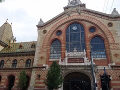 とても外観からは、市場とは思えない中央市場。