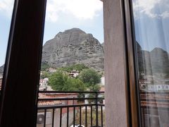 今日のホテルは「Aeolic Star Hotel」。
メテオラビューのシングルルームを予約していました。

カランバカには２泊の予定ですが、
今日のうちにいくつか修道院を見て回ることに。