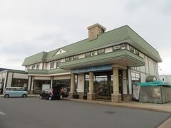 旭川の隣の町、
東川町にきました。
写真は　道草館です。道の駅だヨ。
東川町は写真の街としてPRしている
あと、上水道がない町。
大雪山系からの地下水が豊富で
各家庭がポンプで汲み上げているんだって