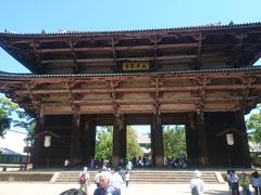 東大寺南大門から入ります。門の上に書いてある『大華厳寺』は聖武天皇の筆跡だそう。