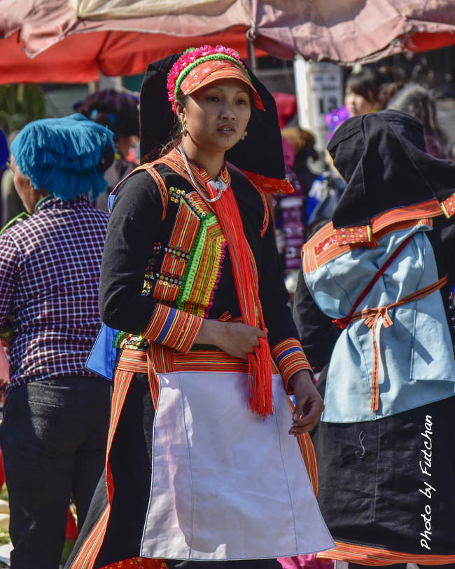 ＜ランテンザオ族＞<br />黒い衣装に赤や柿色のライン、白いエプロン、後ろに青いスモック<br />