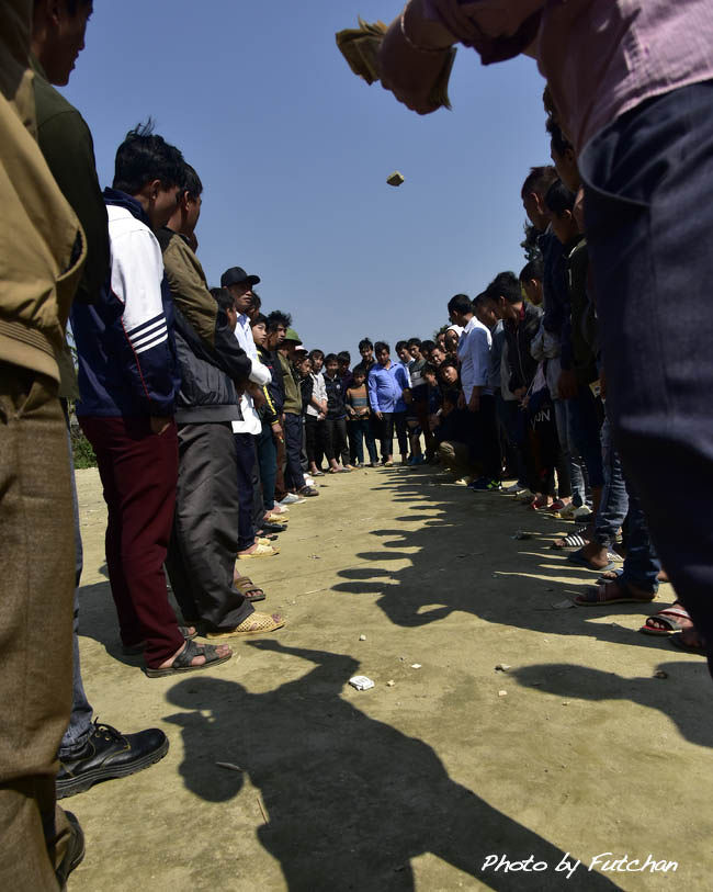 ＜当たるか？外れるか？＞<br />男達と言えば、買い物などは女性に任せ<br />投げた石を的の石に当てるバクチに興じていた。<br />恐る恐る投石者の下にカメラを構えたのだが<br />怒られることもなくゲームは続いた。<br />小金で楽しんでいるフレンドリーな雰囲気でした。<br />