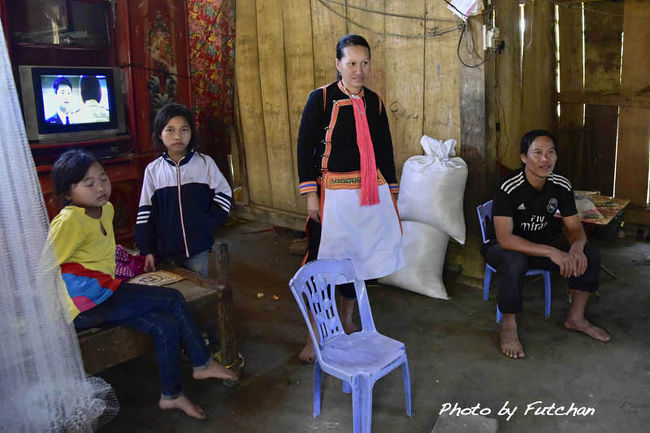 ＜ご家族は若夫婦に＞<br />家の中に入るとテレビを皆で見ているところだったのでしょうか。