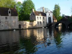 　歩いて１０分足らずで愛の湖公園に着いきました。朝日を受けて建物の壁が輝いています。