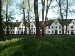 　ベギン会は13世紀にフランドル伯爵夫人マルガレーテによって設立されました。女性の自立を促すために造られた共同生活の場所で、現在も修道女たちがつつましく暮らしているそうです。