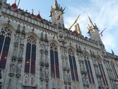 　マルクト広場のブルージュ市庁舎です。