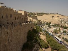 マルコから、ユダヤ人地区を抜けシオン門から城壁を抜けて東に進みオリーブ山へむかう。
初の正統派ユダヤ人に妙に興奮する。

オリーブ山と城壁のダイナミックな光景が広がり思わず感無量。

オリーブ山といわれているが、ADのローマ軍のエルサレム侵攻の際にオリーブの木を城壁破壊に使用した為に、ほとんど木はなくなってしまった。

会話はほとんどロストバケージのもの。

忘れたものは仕方ない！
時間を無駄にするな！
落ち込む必要なし！