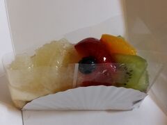 　夜食用フルーツタルト
　阪急の果実工房新ＳＵＮにて。390円。
翌日買いましたよ。もう今日はケーキを食べたので。１日２個は食べないようにと、自分でセーブしてます。