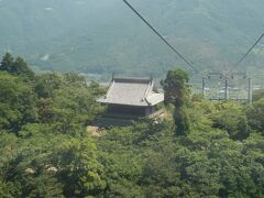 ロープウェイから望む箸蔵寺仁王門．
山の中腹に建つ，境内から下りてとも考えたが，ロープウェイからにとどめた．
1880(M13)年建造，木造三間一戸二重門，入母屋造，桟瓦葺，国登録有形文化財．