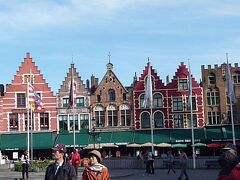 　ズームアップ
　左は英雄ヤン・ブレーデルとピーテル・デ・コーニングの像