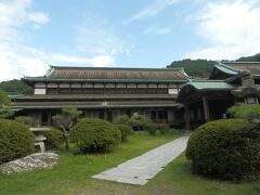 海の科学館から南へ100mほど，琴平町公会堂．
1934(S9)年建造，木造平屋建，入母屋造，瓦葺，国登録有形文化財．