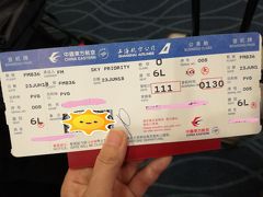 羽田空港に到着。
すぐ国際線ターミナルに移動し、
出発まではサクララウンジで過ごしました。
搭乗ゲートでは
家でプリントした搭乗券から
これに交換されました。

