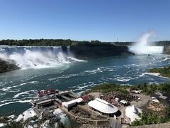 その後歩いて滝を見に行きました。まずはこの風景。左がアメリカ滝、右がカナダ滝です。まあ、三大瀑布の中ではしょぼいな、という印象を持ってしまいましたが（苦笑）。