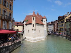 お城のある丘から5分ほどでこの旧市街のシンボルにきました。
I could get this symbolic place (former prison/castle) in the Old Annecy part from the Castle on the hill.